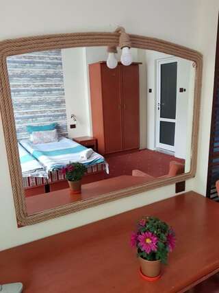 Отель Family Hotel Vaso Варна Стандартный двухместный номер с 1 кроватью или 2 отдельными кроватями-7