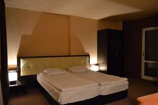 Отель Family Hotel Vaso Варна Двухместный номер Делюкс с 1 кроватью или 2 отдельными кроватями-7
